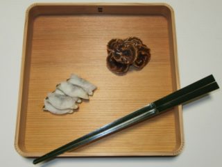 迷い箸(まよいばし)の意味【食事マナーの豆知識】箸の持ち方、使い方 | 日本料理、会席・懐石案内所