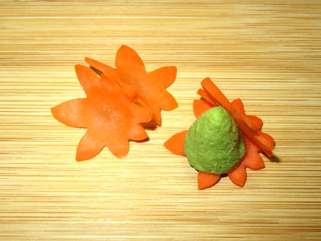 秋のもみじ人参の飾り切り方法 刺身の簡単なわさび台の作り方 日本料理 会席 懐石案内所