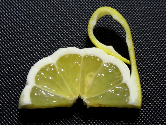レモンの飾り切り方法,半月檸檬の切り方