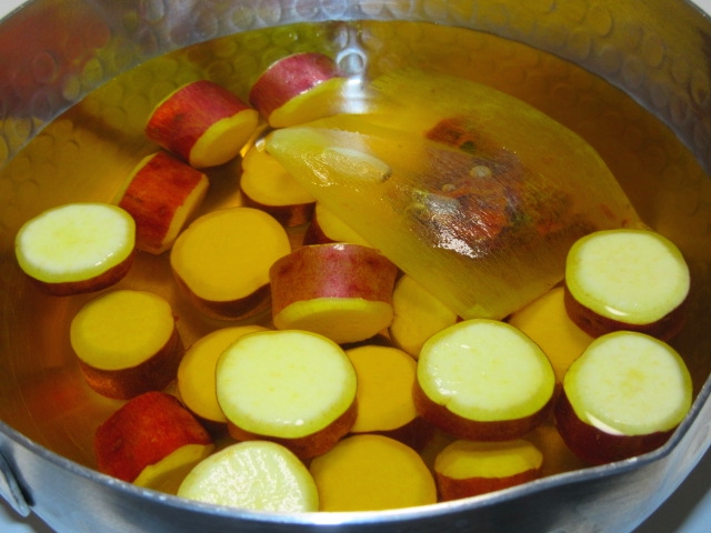 くちなしの実を使ったさつま芋の色付け,丸十の蜜煮