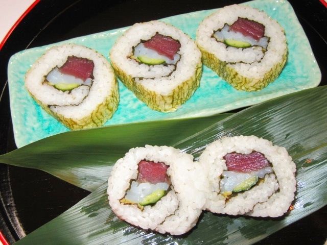 裏巻き寿司の作り方手順と三色巻き寿司の盛りつけ例