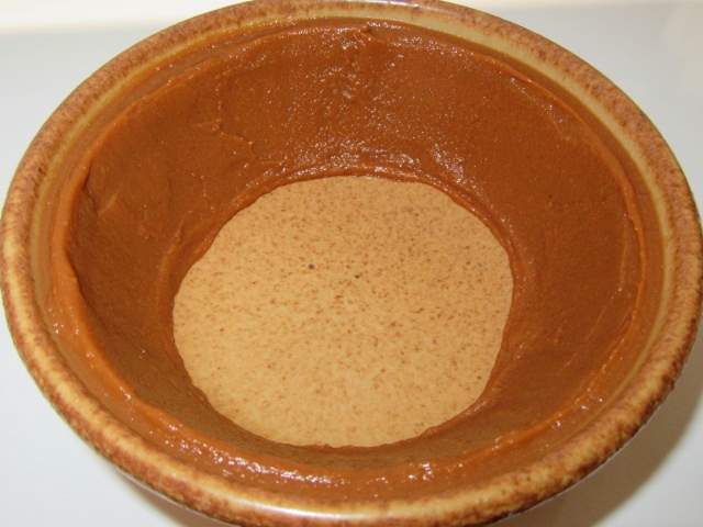 かきの土手鍋の作り方,合わせ味噌を土鍋のふちに塗りつけた例