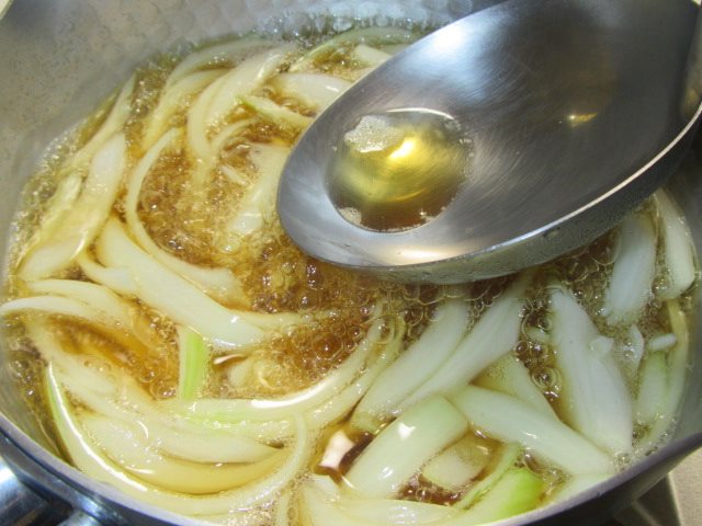 豚肉の卵とじ鍋の作り方,アクを取り除く工程