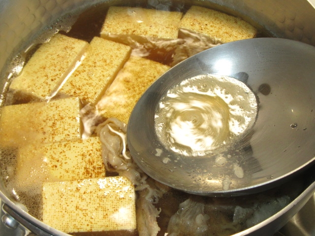 牛肉と焼き豆腐の煮物レシピ,あくを取り除く工程