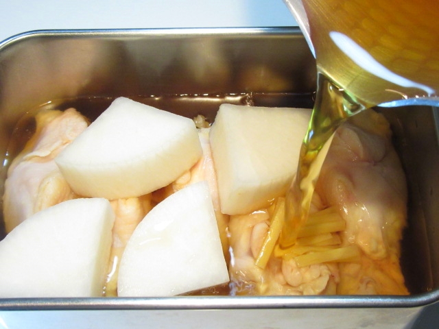 骨つき鶏の蒸し煮の作り方,煮汁を入れる工程