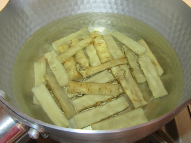 ごぼうの煮物の作り方,酢を加えた湯でゆでる工程