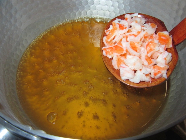 海老そぼろあんの作り方,えびを煮汁に加える工程
