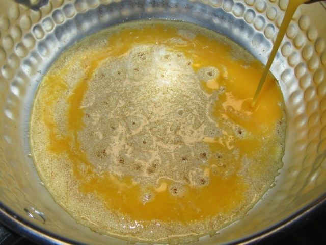 鱧の子の玉子じめの作り方,溶き卵を加える工程