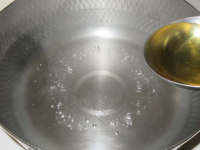 食材のゆで方,熱湯に酢を加える工程