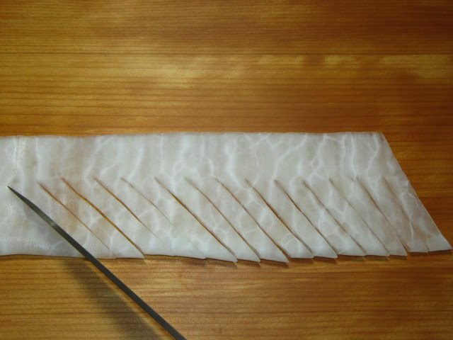 菊花大根の飾り切り方法,大根に切り込みを入れる工程