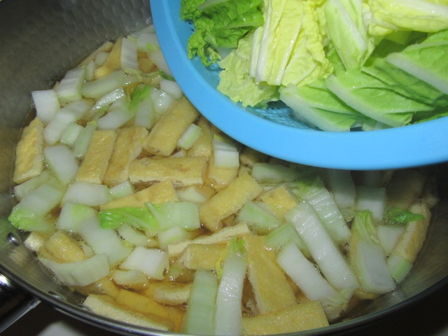 白菜と油揚げのうま煮の作り方,葉を入れる工程
