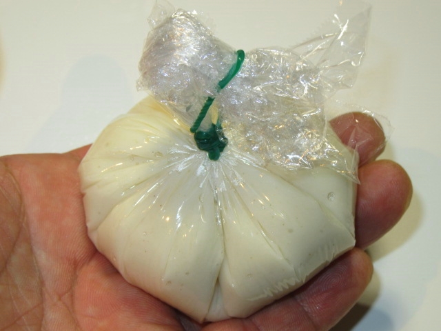 胡麻豆腐の作り方,茶巾にしぼる工程