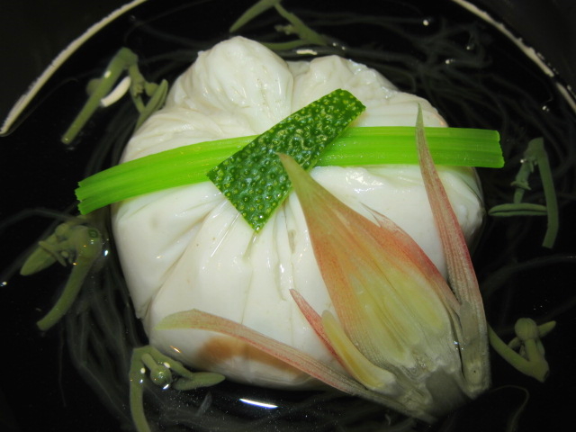 茶巾ごま豆腐の吸い物,じゅん菜,みょうが,三つ葉,ゆず