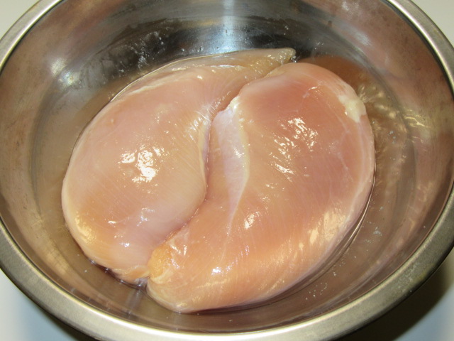 鶏のむね肉に塩味をつける工程