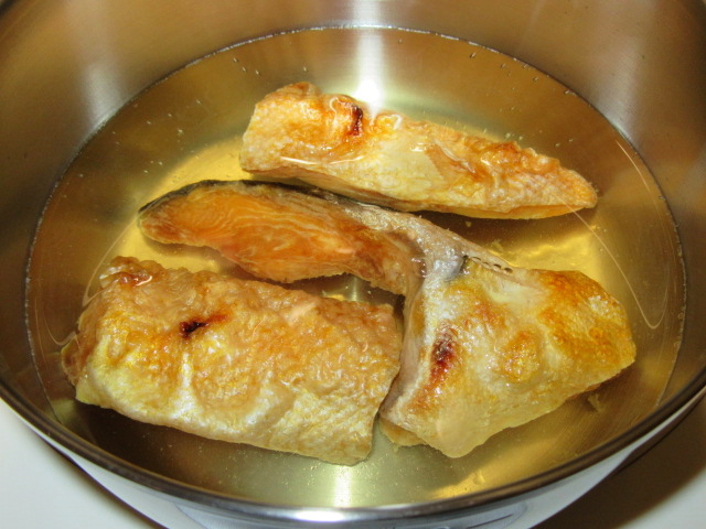 焼いた鮭かまとはらすの汁物の作り方