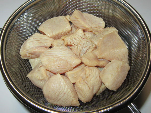 鶏肉としめじの炊き込み御飯の作り方,胸肉の霜降り工程