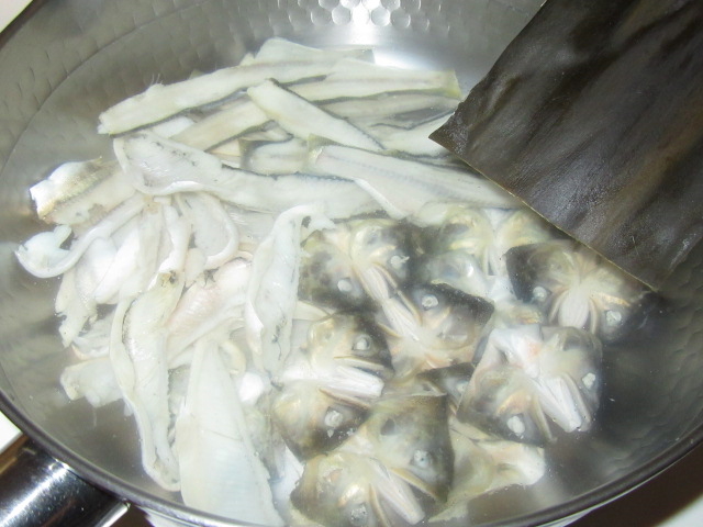 鮎の骨からだしを取る方法,昆布を鍋に入れる工程
