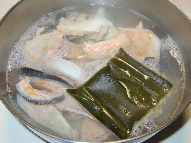 鮭のあらの煮物の作り方手順,ひと煮立ちさせる工程
