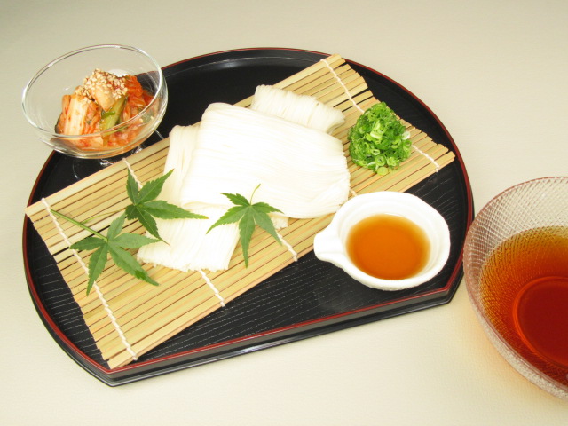 そうめんレシピ,キムチとごま油を使った盛り付け